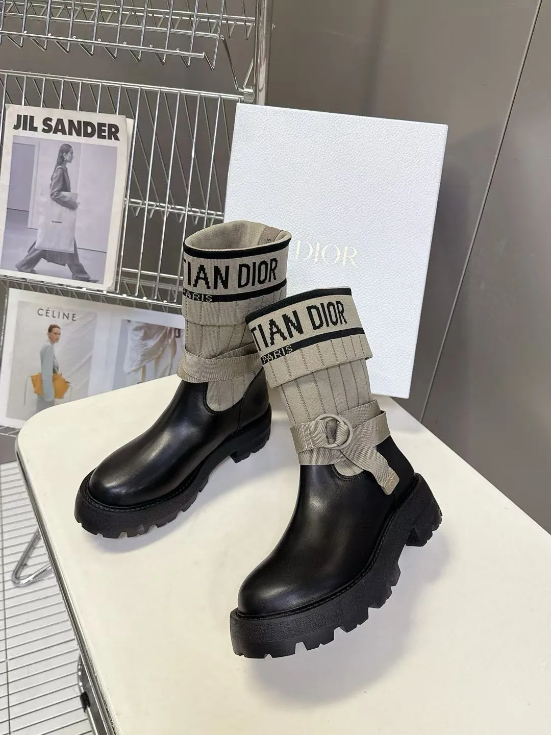 👟👟Ex-factory price 560👟👟Dior color matching new boots for autumn and winter, the latest flying woven letter logo for autumn and winter, round-toe high-top knight boots for women, the same style for celebrity Narna Qian and the same style for Yi Mengling. Material: First-layer cowhide spliced ​​with fly-knit fabric, sheepskin lining for feet, original molded TPU outsole Size: 35-40 yards